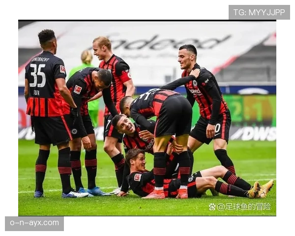 法兰克福球迷热情助威，球队德甲战绩稳步攀升