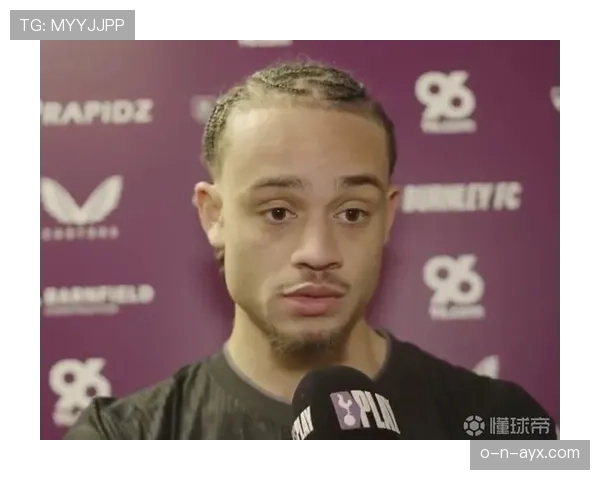 哈维·西蒙斯战术革新显成效，广阔视野成球队亮眼表现关键