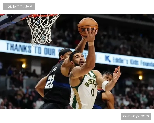 塔图姆利用挡拆拉开防守空间，持续提升关键时刻得分效率