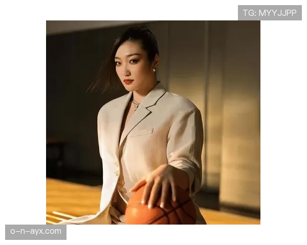 李梦训练完直接啃鸡腿，这自律和放纵的切换也太真实了