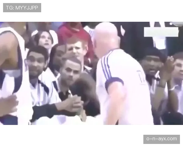 陆光祖排队吃炸酱面，抱着限量球鞋那画面把我笑翻